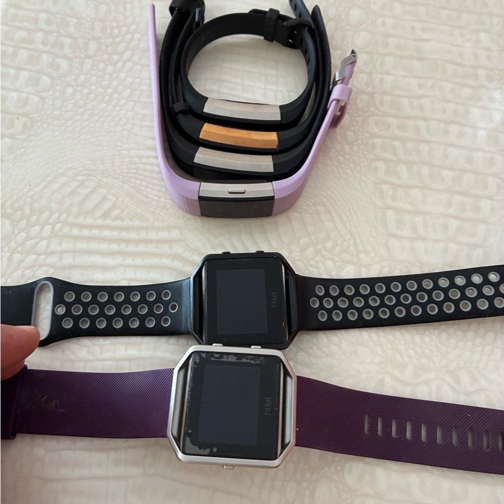 Apple.  Samsung.  Fitbit lot of 25.  for repair broken damaged - Picture 15 of 16